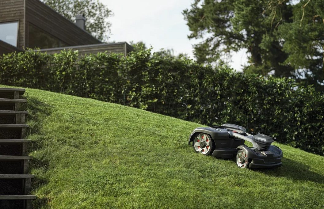 Smart Gardening in Dinkelscherben vertreibt Mähroboter verschiedener Marken. Kabellose Mähroboter, RTK; kabelgebundene Rasenroboter, Mähroboter im Hang, Tuning für Mähroboter, Installation, Reparatur und mehr. Vertrieben werden Automower von Husqvarna, Gardena und McCulloch. Smart Gardening ist im Bereich „smart garden“ tätig. Husqvarna AWD Allrad Automower