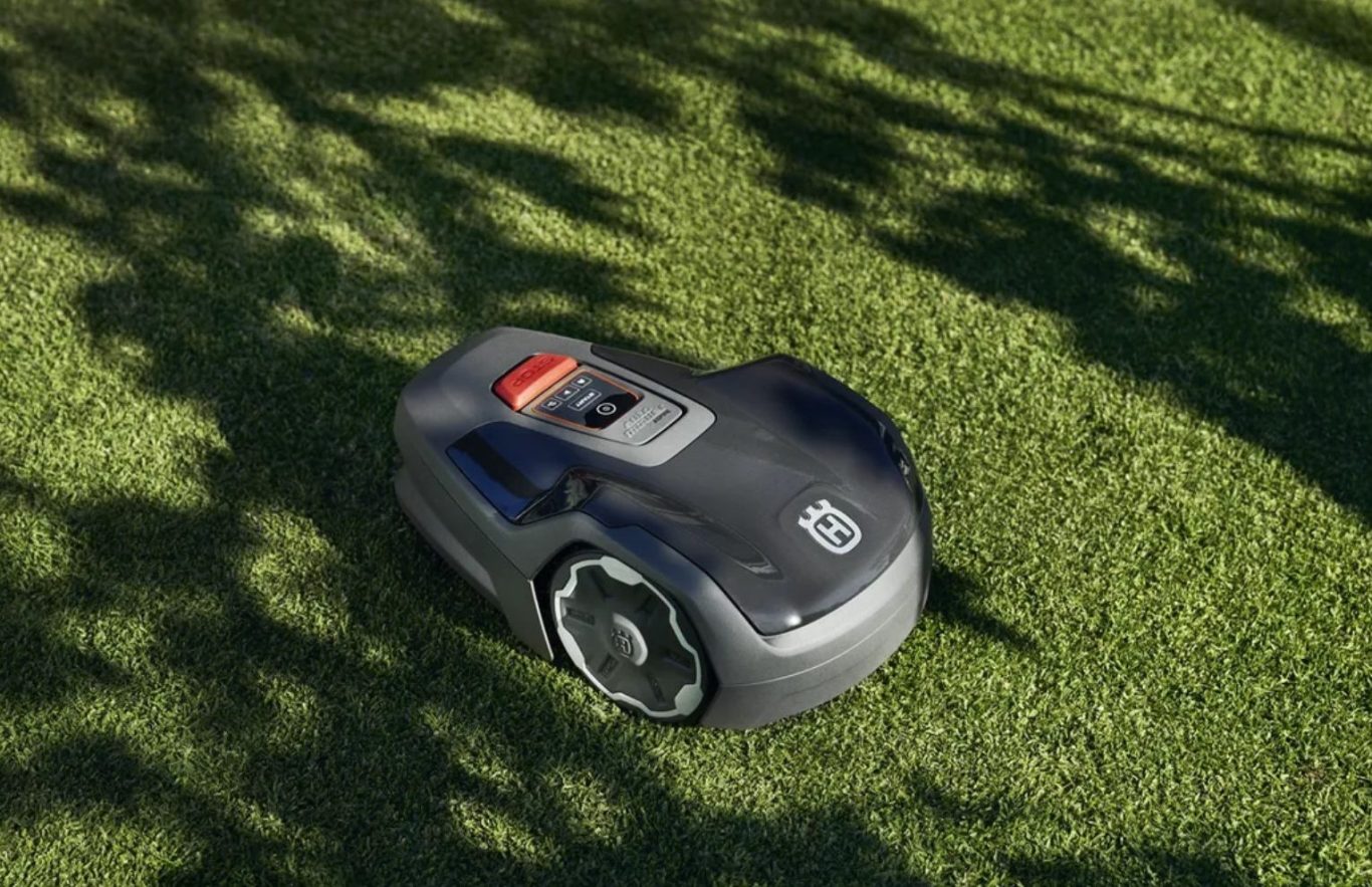Smart Gardening in Dinkelscherben vertreibt Mähroboter verschiedener Marken. Kabellose Mähroboter, RTK; kabelgebundene Rasenroboter, Mähroboter im Hang, Tuning für Mähroboter, Installation, Reparatur und mehr. Vertrieben werden Automower von Husqvarna, Gardena und McCulloch. Smart Gardening ist im Bereich „smart garden“ tätig. Husqvarna Automower